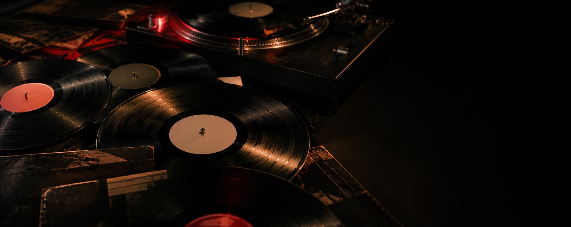 Friss megjelenések és ritka vinyl kiadványok – elektronikus zenei maxi lemezek.